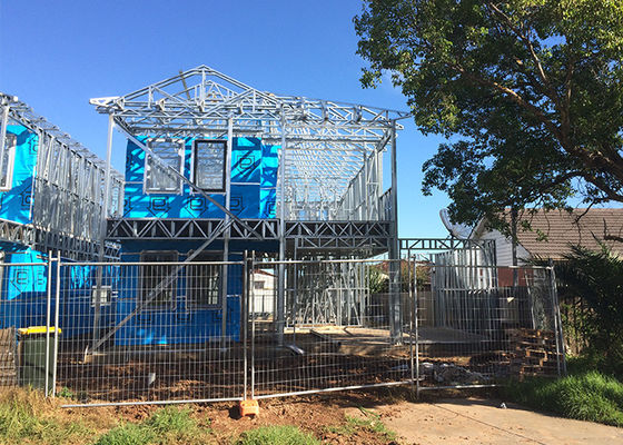 সাদা রঙের আধুনিক অর্থনৈতিক প্রিফ্যাব হালকা ইস্পাত ঘর গভীর নীল ইস্পাত ফ্রেমিং